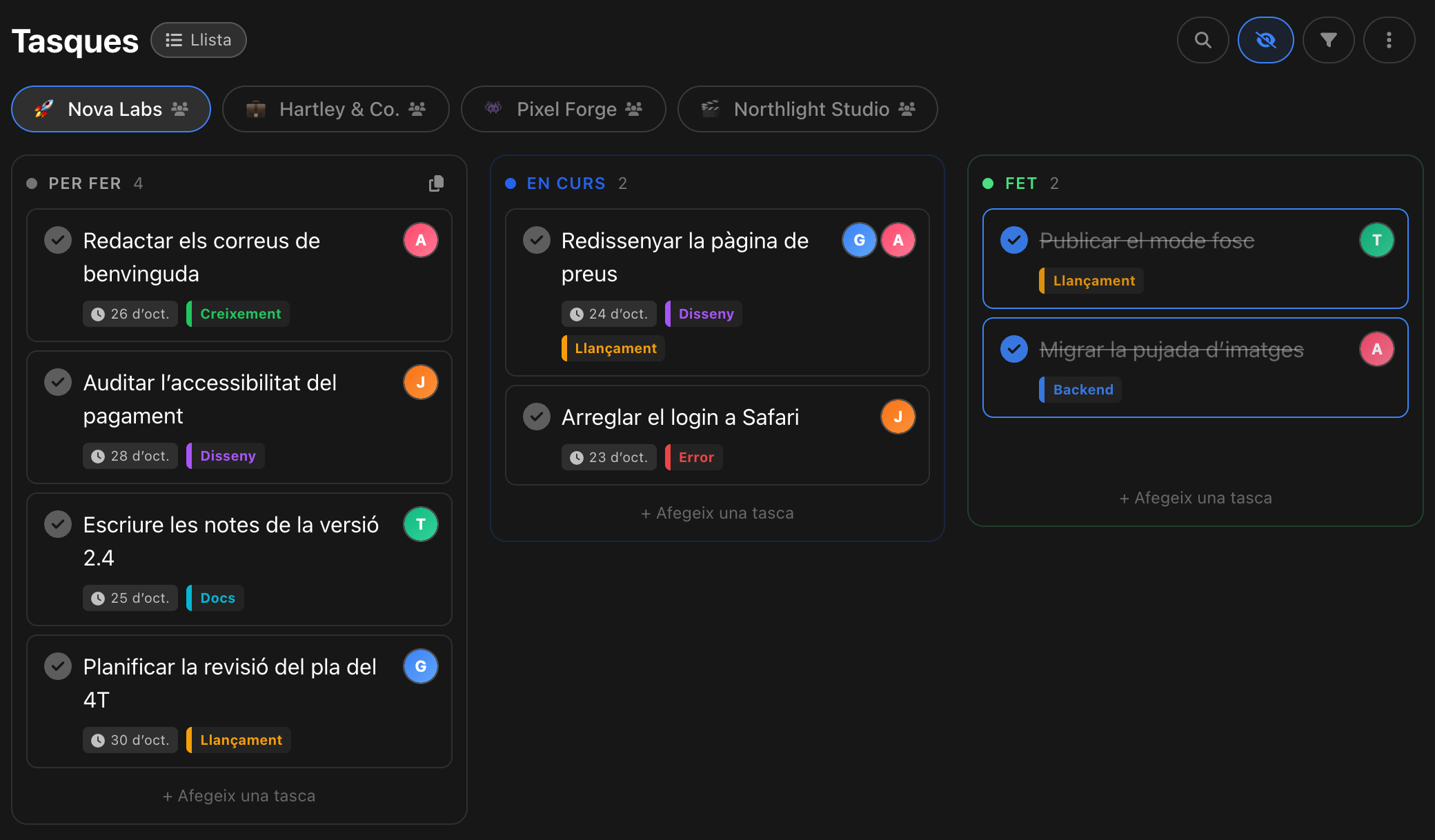 Un tauler Kanban de BluePomodoro amb les columnes Per fer, En curs i Fet, targetes amb avatars de companys, etiquetes i dates, i una pestanya per projecte