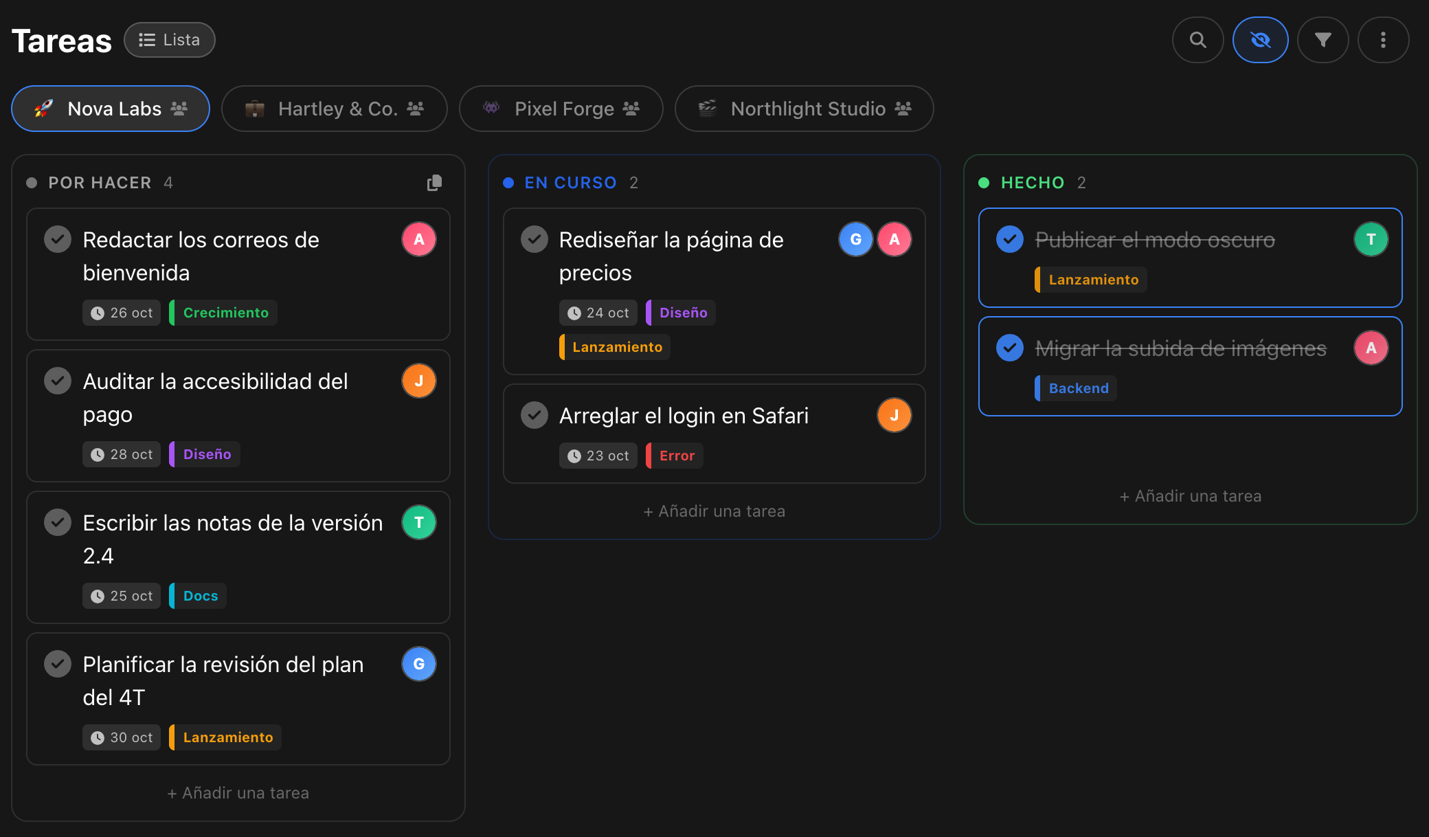 Un tablero Kanban de BluePomodoro con las columnas Por hacer, En curso y Hecho, tarjetas con avatares de compañeros, etiquetas y fechas, y una pestaña por proyecto