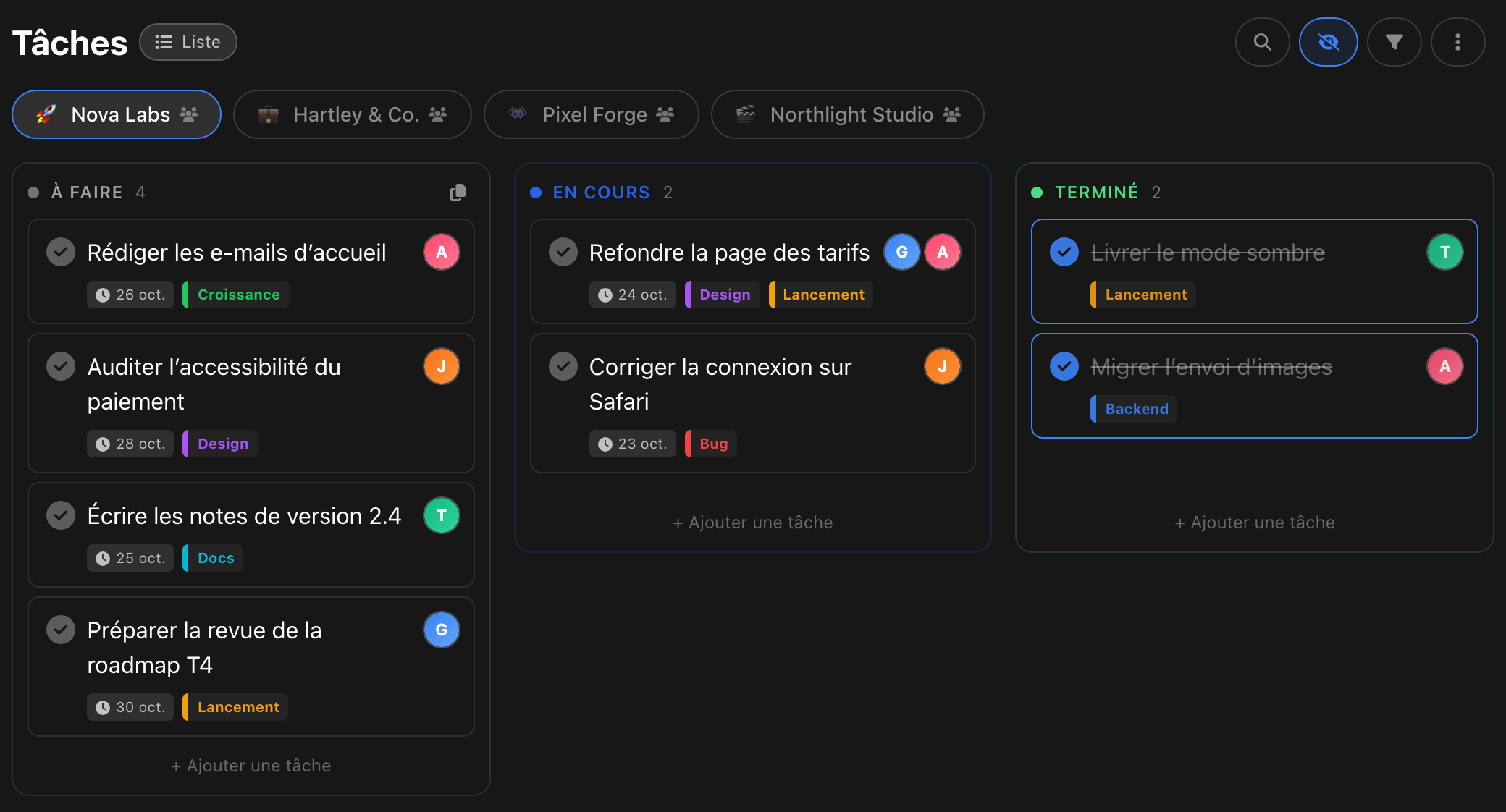 Un tableau Kanban de BluePomodoro avec les colonnes À faire, En cours et Terminé, des cartes avec les avatars des coéquipiers, des étiquettes et des dates, et un onglet par projet