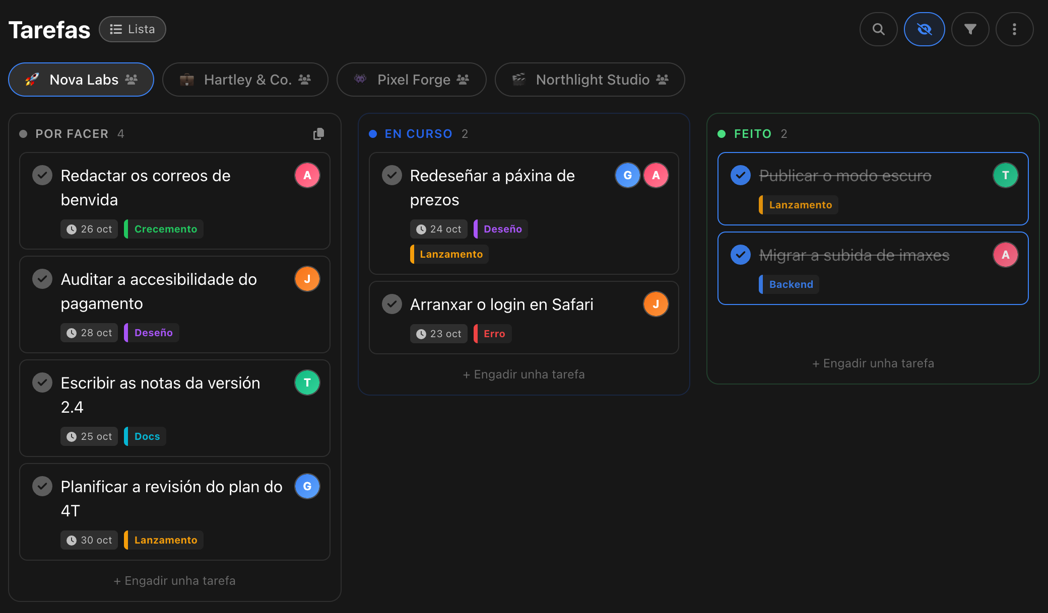 Un taboleiro Kanban de BluePomodoro coas columnas Por facer, En curso e Feito, tarxetas con avatares de compañeiros, etiquetas e datas, e unha lapela por proxecto