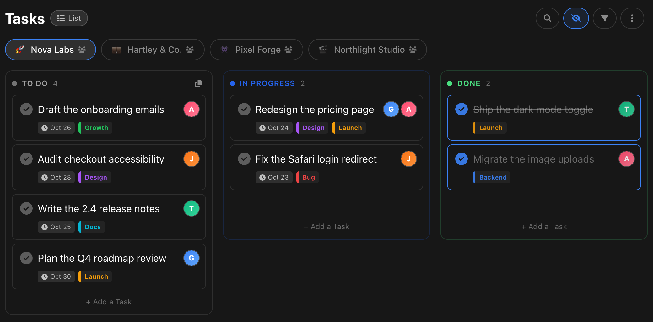 Et BluePomodoro Kanban-tavle med kolonnerne To do, Igang og Udført, kort med teamkammerat-avatarer, etiketter og forfaldsdatoer og en fane for hvert projekt