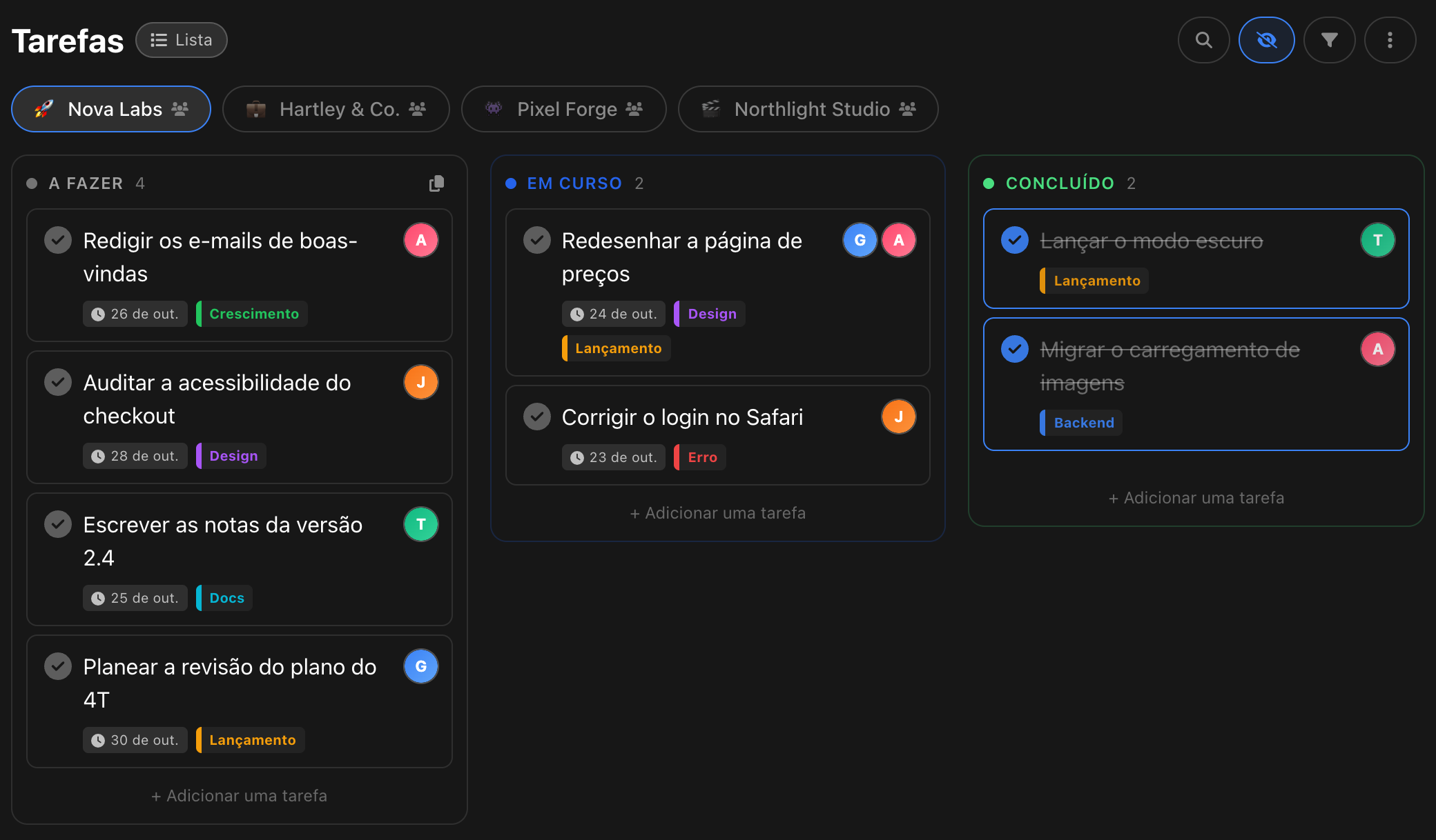 Um quadro Kanban do BluePomodoro com as colunas A fazer, Em curso e Concluído, cartões com avatares de colegas, etiquetas e datas, e um separador por projeto