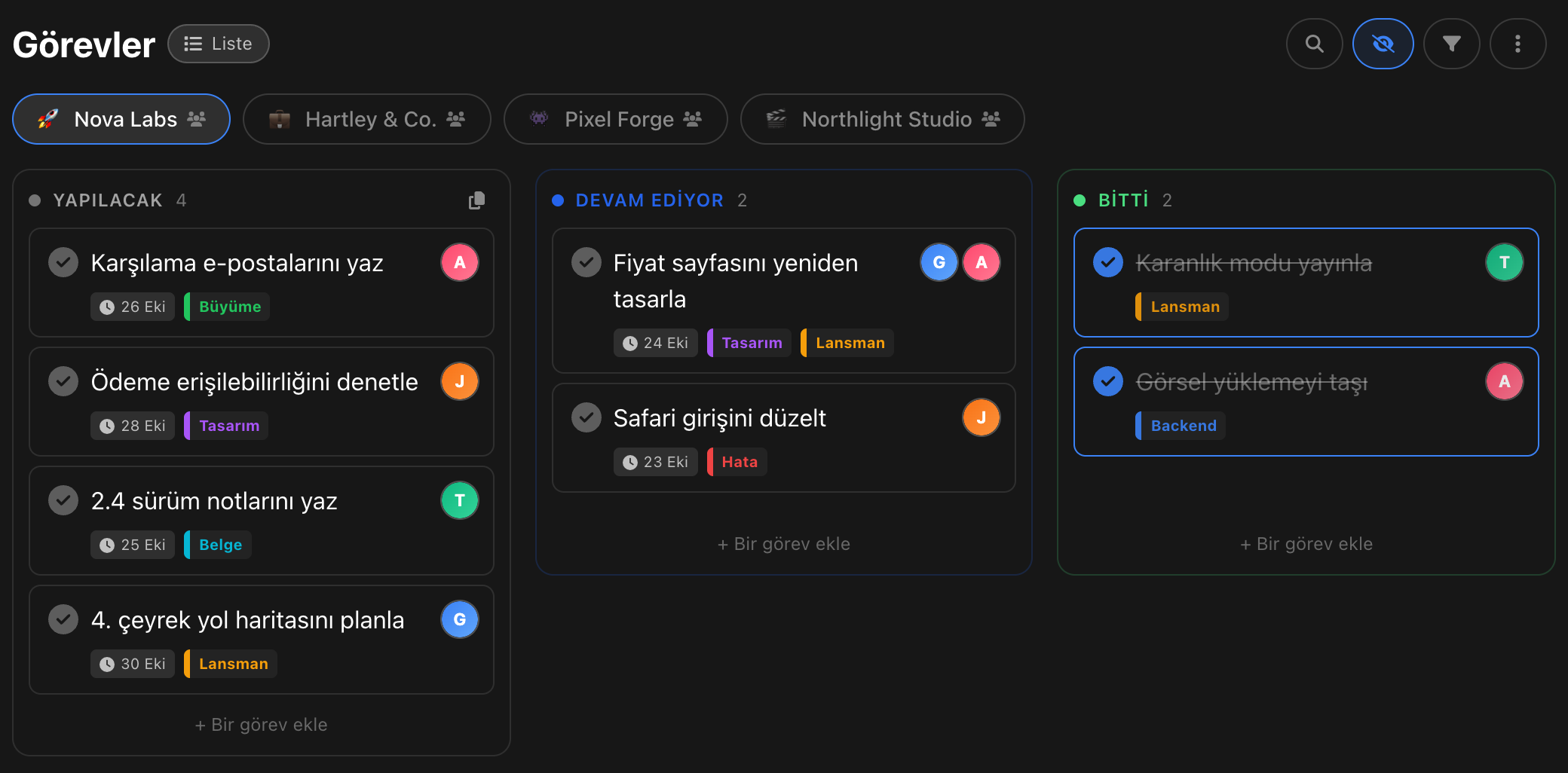 BluePomodoro’da Yapılacak, Devam ediyor ve Bitti sütunlarıyla bir Kanban panosu; ekip arkadaşı avatarları, etiketler ve tarihler taşıyan kartlar ve her proje için bir sekme