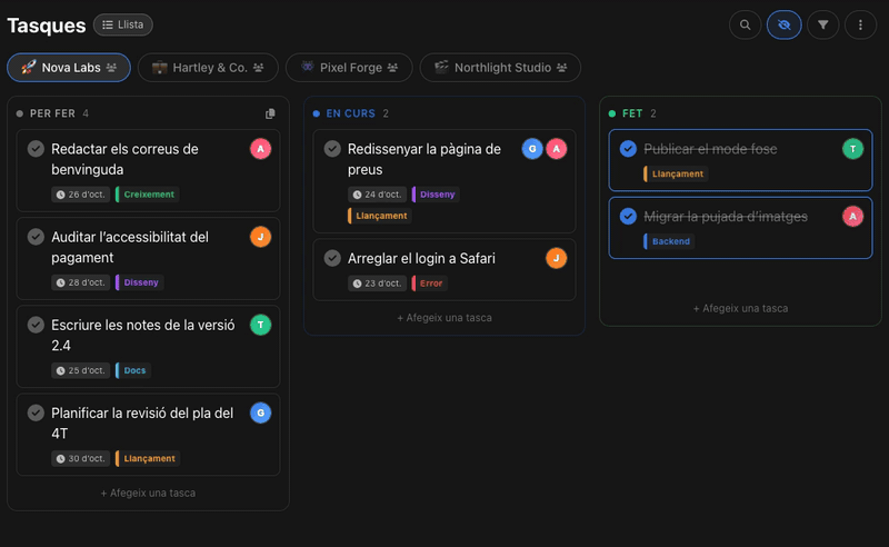 Targetes arrossegades per un tauler Kanban de BluePomodoro de Per fer a En curs i Fet, i una targeta pujada al principi de la seva columna