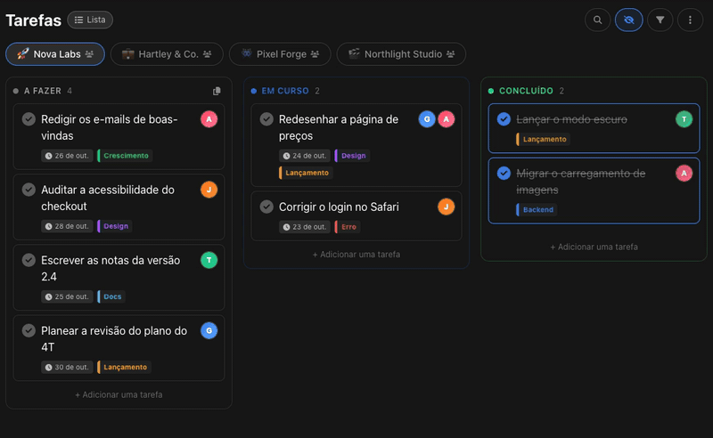 Cartões arrastados por um quadro Kanban do BluePomodoro de A fazer para Em curso e Concluído, e um cartão levado para o topo da sua coluna